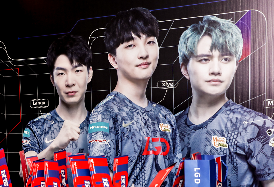 并强调了在 并强调了在